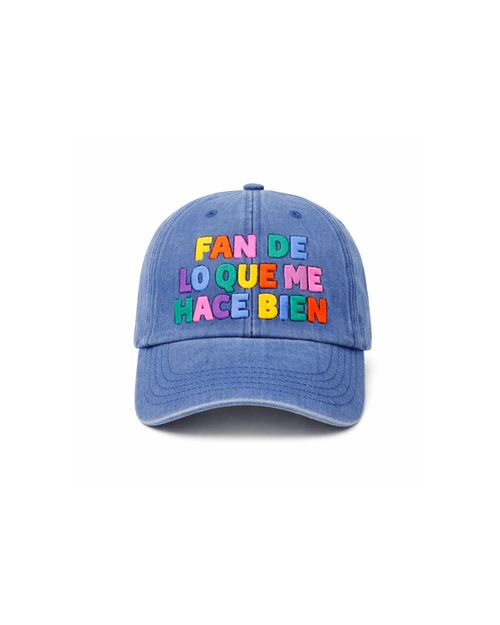 gorra azul con texto bordado que dice fan de lo que me hace bien