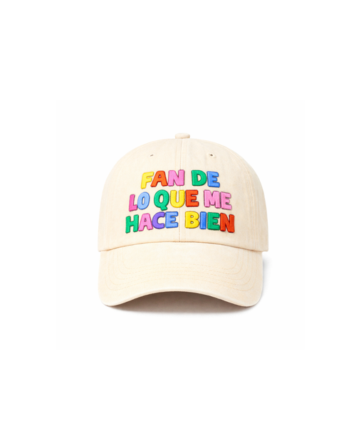 gorra beige con frase bordada de colores que dice fan de lo que me hace bieb