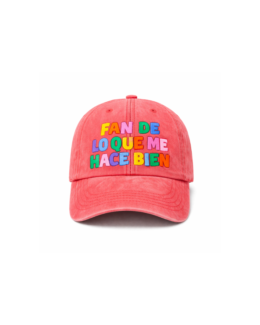 gorra roja con frase bordada de colores que dice fan de lo que me hace bien