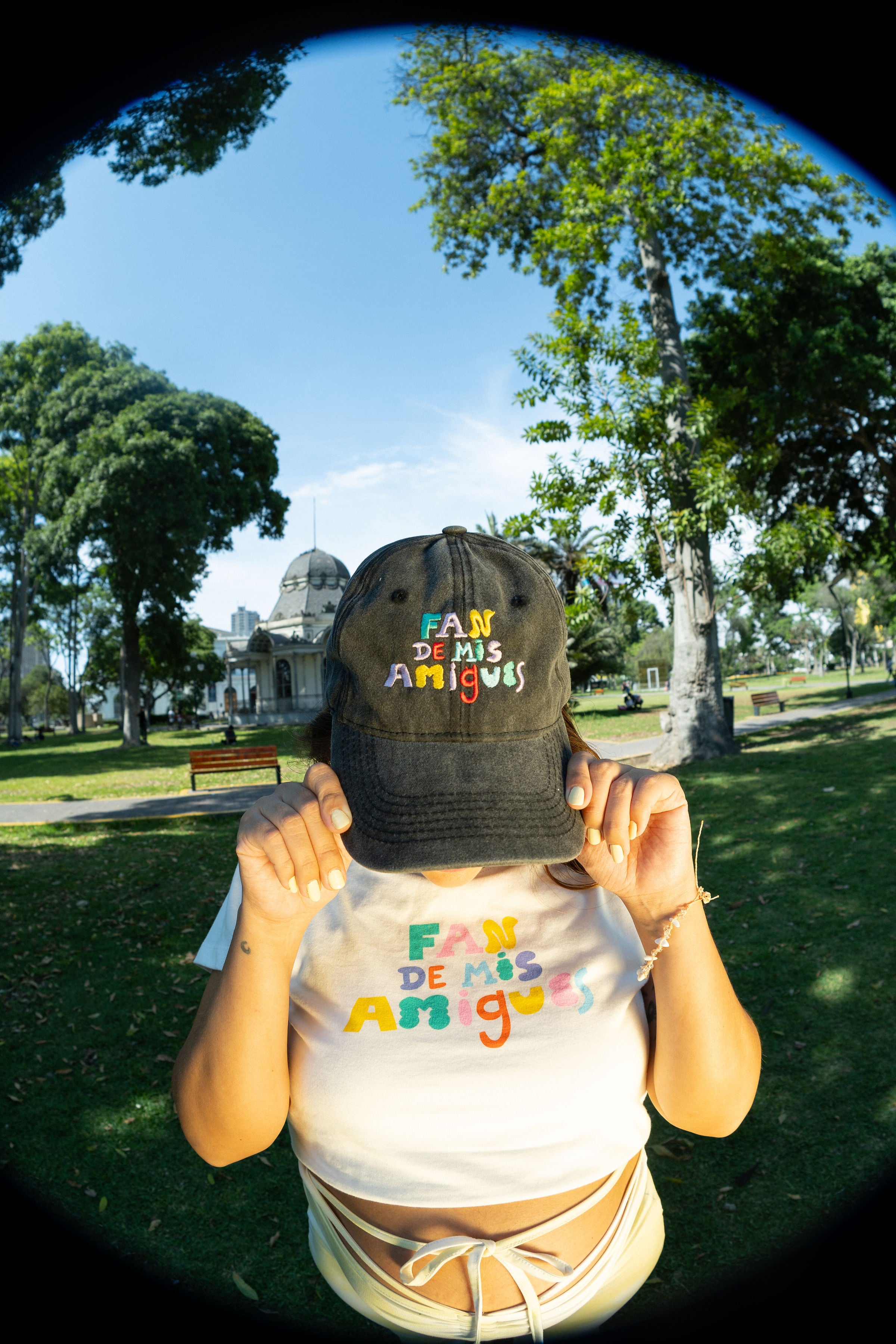 Gorra "Fan de mis amigues" negra