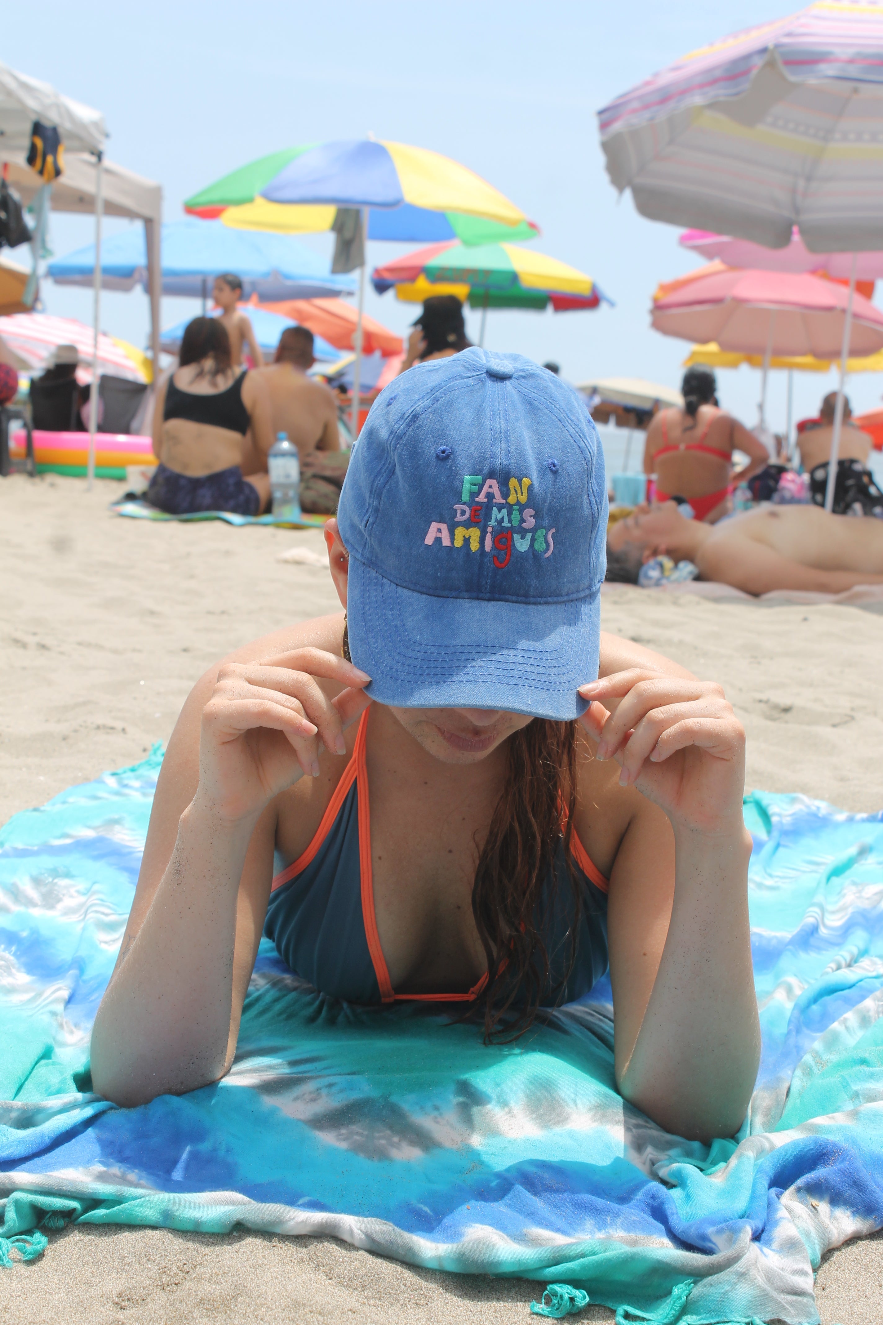 Gorra "Fan de mis amigues" azul