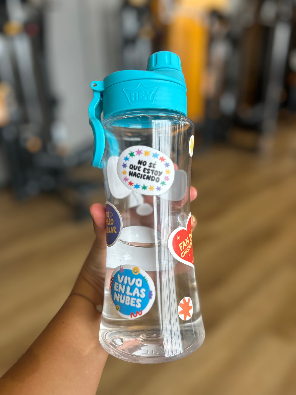 stickers lindos pegados en una botella de agua